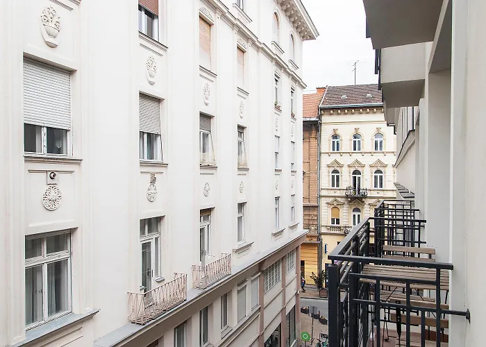 Chill 'N' Joy Boutique Suites